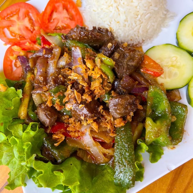 Bo Luc Lac (Flame Broiled Beef Filet Mignon Plate).